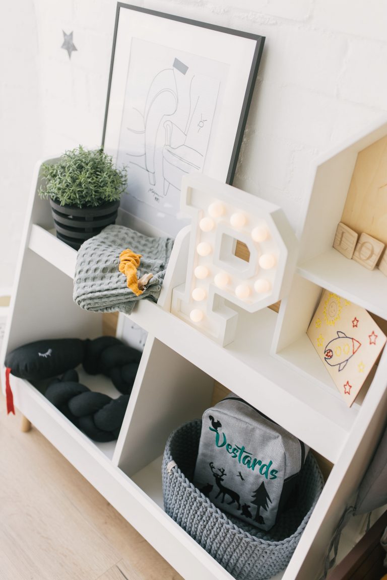 White montessori modern open bookshelf